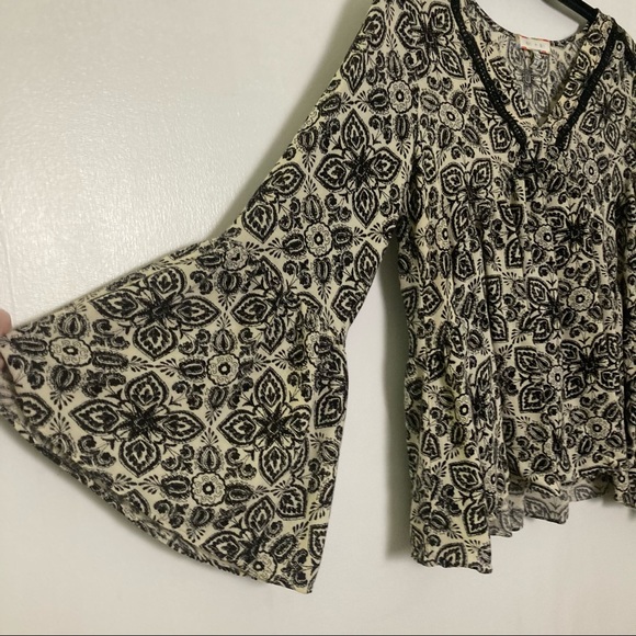 Eri+Ali Anthropologie Boho V-Neck Top W/ Bell Sleeves - Picture 4 of 8